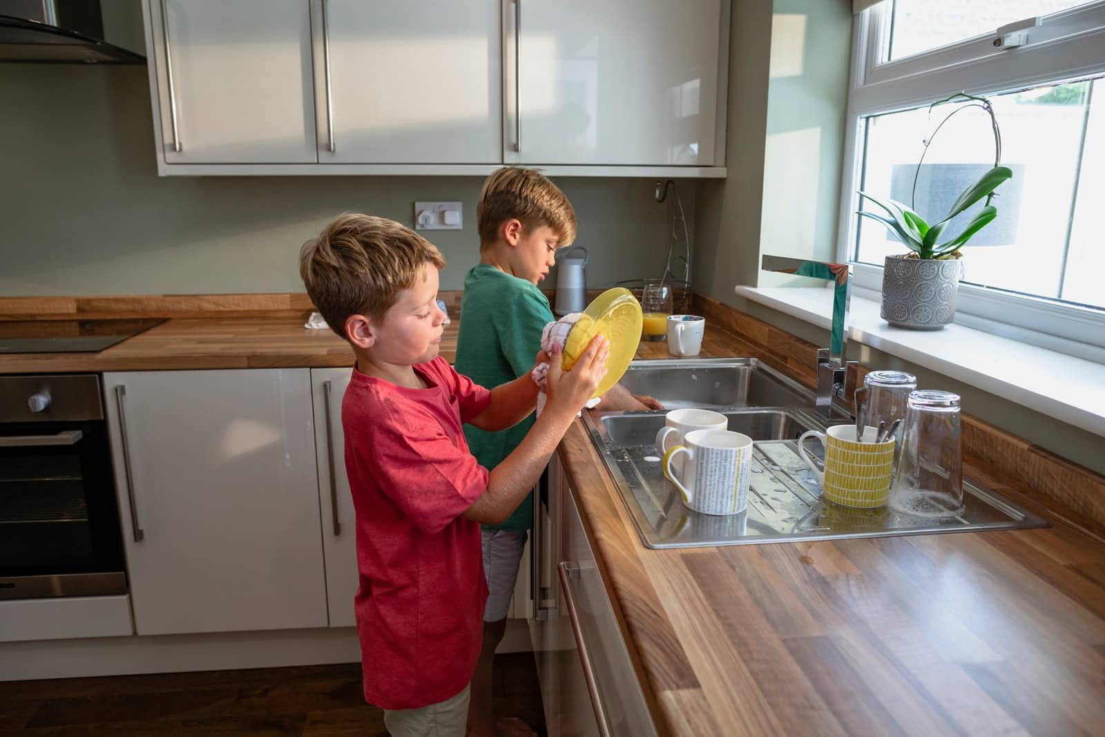 kids washing dishes chores